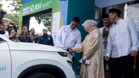 Direktur Utama Bank Syariah Indonesia (BSI) Anggoro Eko Cahyo (keempat kanan) bersama SEVP Pengembangan Produk Niaga PLN Ririn Rachmawardhini (ketiga kanan), Camat Pondok Aren Hendra (kedua kanan) dan Ketua Yayasan Masjid Raya Bintaro Jaya Prastowo (kanan) mengisi daya mobil listrik saat peluncuran Stasiun Pengisian Kendaraan Listrik Umum (SPKLU) dan mesin penukar botol plastik menjadi uang atau atau Reverse Vending Machine (RVM) di Masjid Raya Bintaro Jaya, Kota Tangerang Selatan. Foto: ANTARA FOTO/Putra M. Akbar