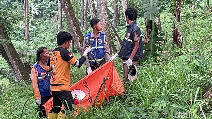 Pencari rumput temukan potongan kaki di Pacet Mojokerto