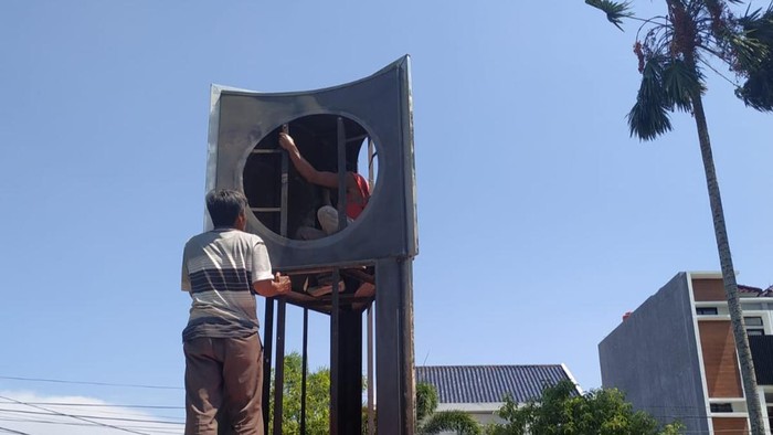 Perbaikan pelat kuningan Tugu Adipura Kencana Palembang.