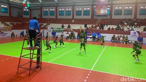 Pertandingan bola voli putri antara Karangasem vs Jembrana dalam ajang Porprov Bali XVI yang berlangsung di GOR Gunung Agung, Amlapura, Sabtu (6/9/2025) (I Wayan Selamat Juniasa)