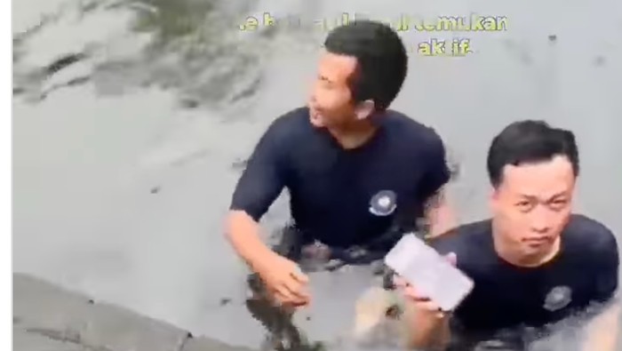 Petugas Damkar Depok menemukan iPhone 15 Pro Max milik warga yang jatuh ke kolam 2 meter, Jumat (5/9/2025).