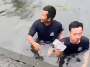 Viral iPhone Warga Depok Nyemplung ke Kolam Ikan, Damkar Turun Tangan