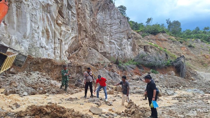 Pihak kepolisian melakukan olah TKP di sekitaran tambang Asahan. (Istimewa)