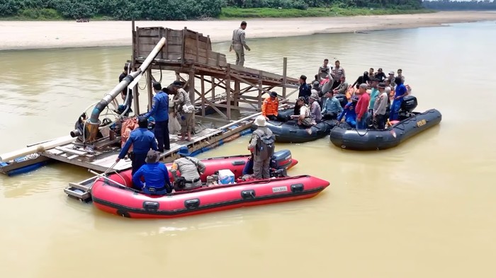 Polda Riau melalui Polres Kuansing memusnahkan 55 rakit tambang emas ilegal di Sungai Kuantan, Jumat (5/9/2025).