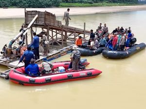 Polda Riau Musnahkan 55 Rakit Tambang Emas Ilegal di Sungai Kuantan