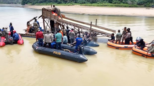 Polda Riau melalui Polres Kuansing memusnahkan 55 rakit tambang emas ilegal di Sungai Kuantan, Sabtu (6/9/2025).