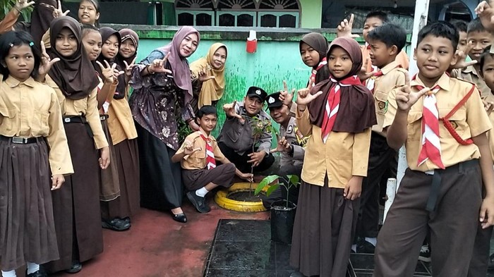 Polisi di Kota Dumai, Riau, mengajak anak-anak SD peduli hutan dengan menanam pohon.