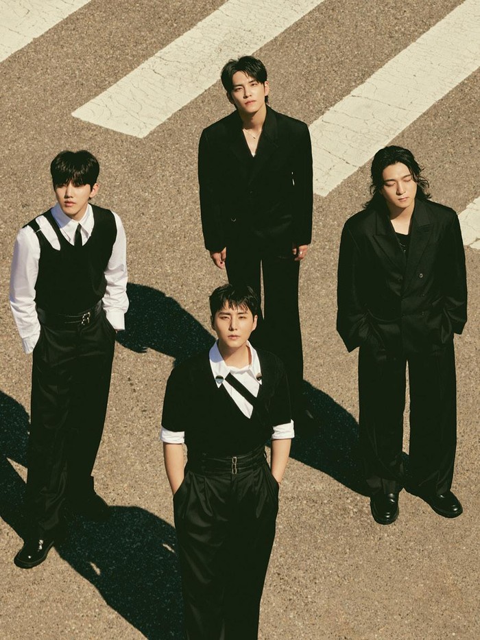 Potret member DAY6 dalam foto konsep album The DECADE. (dok. JYP Entertaintment).