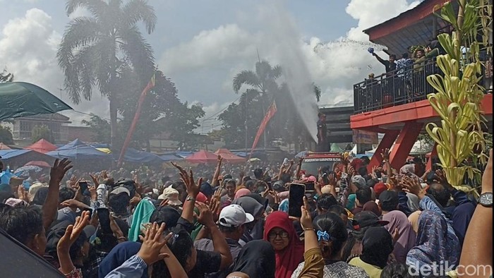 Prosesi siraman gong Kiai Pradah di Blitar