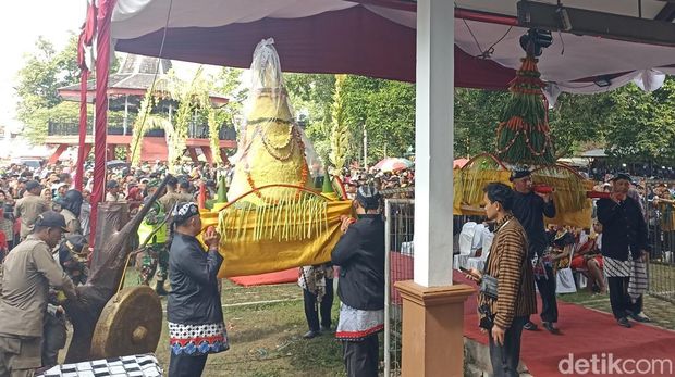 Prosesi siraman gong Kiai Pradah di Blitar