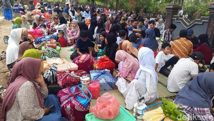 Ratusan warga mengikuti tradisi sadranan di pemakaman umum Dukuh Mlambong, Desa Sruni, Kecamatan Musuk, Kabupaten Boyolali, Sabtu (6/9/2025).
