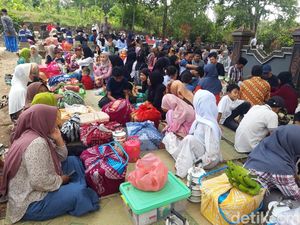 Potret Warga Boyolali Makan Bersama di Kuburan Saat Sadranan Mulud