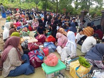 Potret Warga Boyolali Makan Bersama di Kuburan Saat Sadranan Mulud