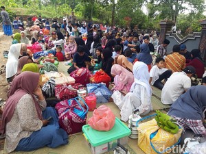 Potret Warga Boyolali Makan Bersama di Kuburan Saat Sadranan Mulud