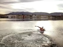 Video Hernandez, Cewek yang Berenang Jauh di Perairan Dingin Tanpa Wetsuit