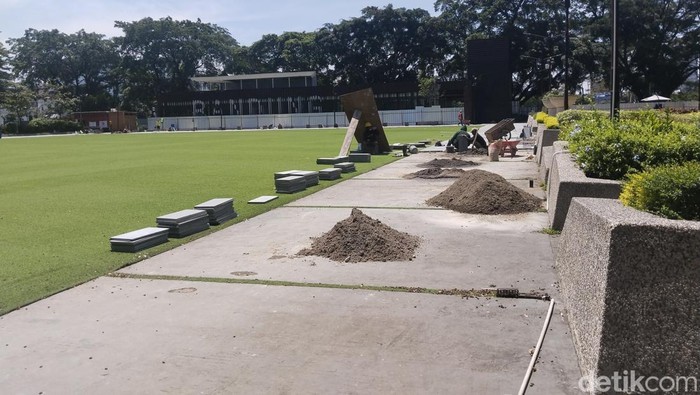 Renovasi Alun-alun Bandung.