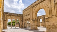 Medina Azahara adalah sebuah kota tua yang menjadi pusat kekhalifahan Islam di Spanyol pada abad ke-10. Kota ini dibangun oleh Dinasti Umayyah sebagai pusat Kekhalifahan Cordoba. Foto: Getty Images/Emily_M_Wilson
