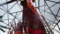 Tradisi bakar replika kapal Wangkang yang dilakukan untuk mengantar arwah-arwah terlantar kembali ke alam baka tersebut digelar Yayasan Bhakti Suci Pontianak setiap tanggal 15 bulan 7 tahun Imlek pada penutupan hari terakhir perayaan Cung Yuan atau sembahyang kubur. Foto: Antara Foto/Jessica Wuysang