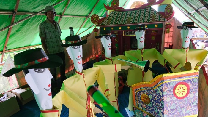 Ritual bakar Wangkang di Kalbar Warga Tionghoa berdiri di atas Wangkang atau replika kapal pengantar arwah sesaat sebelum dibakar di Komplek Pemakaman Yayasan Bhakti Suci, Sungai Raya, Kabupaten Kubu Raya, Kalimantan Barat, Sabtu (6/9/2025). Tradisi bakar replika kapal Wangkang yang dilakukan untuk mengantar arwah-arwah terlantar kembali ke alam baka tersebut digelar Yayasan Bhakti Suci Pontianak setiap tanggal 15 bulan 7 tahun Imlek pada penutupan hari terakhir perayaan Cung Yuan atau sembahyang kubur. ANTARA FOTO/Jessica Wuysang/rwa.