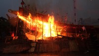 Api membakar Wangkang atau kapal pengantar arwah terlantar saat hujan deras di Komplek Pemakaman Yayasan Bhakti Suci, Sungai Raya, Kabupaten Kubu Raya, Kalimantan Barat, Sabtu (6/9/2025). Foto: Antara Foto/Jessica Wuysang