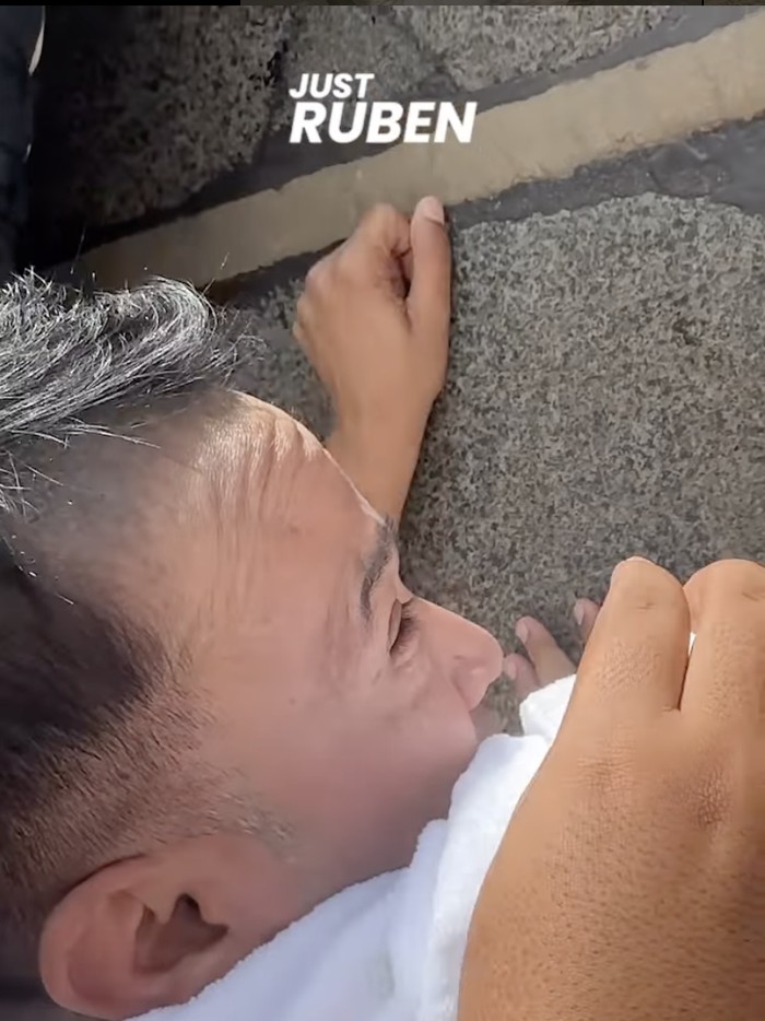 Ruben Onsu Ruben Onsu menjalankan ibadah umrah pertama dan berhasil mencium Hajar Aswad.