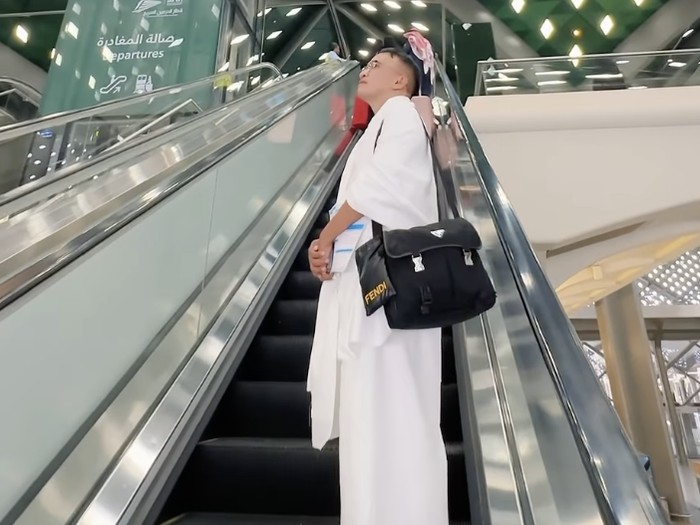 Ruben Onsu Ruben Onsu menjalankan ibadah umrah pertama dan berhasil mencium Hajar Aswad.