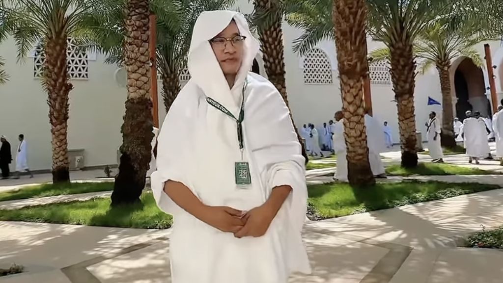 Masyaallah... Ruben Onsu Bercucur Air Mata Cium Hajar Aswad