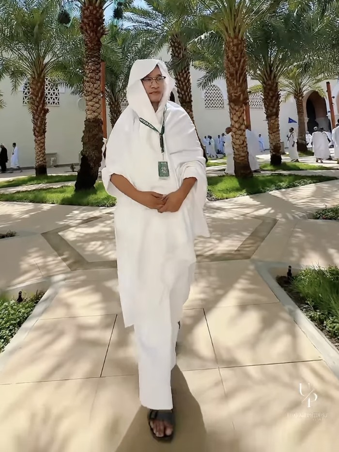 Ruben Onsu Ruben Onsu menjalankan ibadah umrah pertama dan berhasil mencium Hajar Aswad.