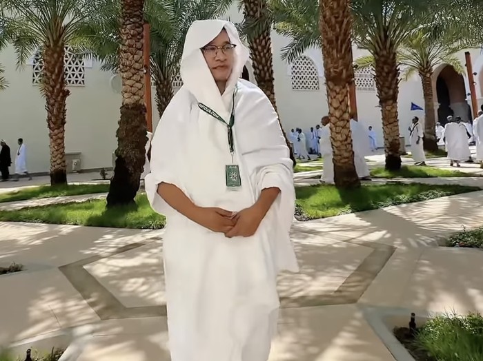 Ruben Onsu menjalankan ibadah umrah pertama dan berhasil mencium Hajar Aswad.