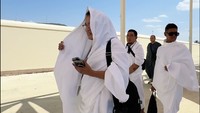 Ruben Onsu menjalani umrah pertamanya setelah mualaf. Dia membagikan momen perjalanan umrahnya dalam akun Instagram dan YouTube pribadi. Foto: Instagram @ruben_onsu dan @umroh.picture
