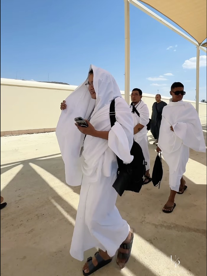 Ruben Onsu menjalankan ibadah umrah pertama dan berhasil mencium Hajar Aswad.