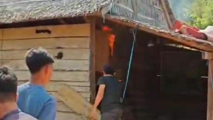 Rumah orang tua pelaku pembunuhan bocah perempuan di Kolaka Timur dibakar OTK.