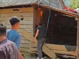 Rumah Ortu Pelaku Pembunuhan Bocah di Koltim Dibakar