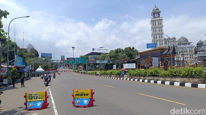 Sistem satu arah atau one way di Jalan Raya Puncak, Bogor, Jawa Barat, kembali diberlakukan siang ini. One way diberlakukan dari arah Puncak menuju Jakarta. (Rizky AM/detikcom)