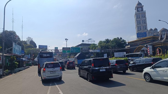 Sistem satu arah atau one way diterapkan dari arah Jakarta ke Puncak, Bogor, pagi ini, lantaran volume kendaraan masih tinggi.