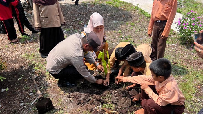 Siswa SD di Kepulauan Meranti, Riau menanam pohon.