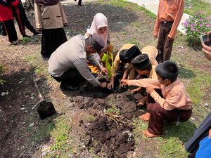 Semangat Siswa SD di Meranti Tanam Pohon Demi Lingkungan Hijau