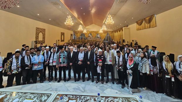 Direktur Baitul Maqdis Institute Fahmi Salim, tokoh Palestina, dan para aktivis dalam kunjungan ke Indonesia pada 30 Agustus-6 September 2025.