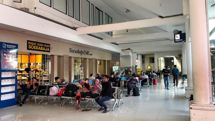 Suasana Stasiun KAI Daop 8 Saat Libur Panjang Maulid Nabi