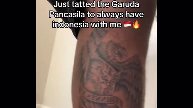 Tato Garuda Pancasila di kaki Mike. (TikTok Melly__Mike)