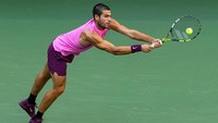 Sejarah mencatat hanya lima petenis putra di era Open yang mampu menjuarai turnamen major tanpa kehilangan satu set pun. Mereka adalah Ken Rosewall di Australian Open 1971, Ilie Nastase di Roland Garros 1973, Bjorn Borg di Wimbledon 1976 dan Roland Garros (dua kali), Roger Federer di Australian Open 2007 dan Wimbledon 2017, serta Rafael Nadal yang melakukannya empat kali di Roland Garros. Alcaraz sendiri telah mengoleksi lima gelar turnamen major. Rekor terbaiknya sebelumnya adalah hanya kehilangan empat set saat meraih gelar Wimbledon 2023. Foto: IMAGN IMAGES via Reuters Connect/Mike Frey