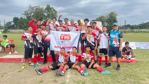Tim Hockey Putra Denpasar pada nomor outdoor berhasil meraih medali emas Eksebisi Hockey Porprov Bali XVI 2025. (dok. Pemkot Denpasar)