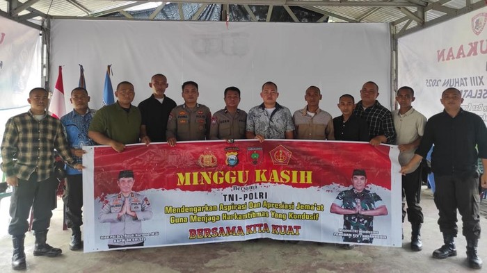 Tim Minggu Kasih Polda Sulsel menemui warga di Jalan Sanrangan, Kecamatan Biringkanaya, Makassar.