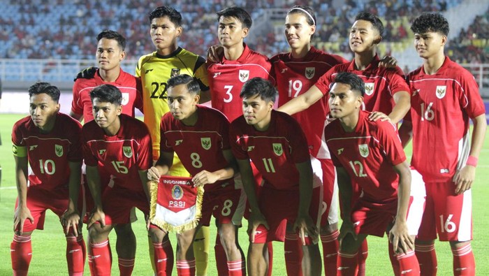 Pesepak bola Timnas Indonesia U-23 berfoto bersama sebelum bertanding melawan Timnas Makau U-23 dalam kualifikasi Grup J Piala Asia U-23 2026 di Stadion Gelora Delta Sidoarjo, Jawa Timur, Sabtu (6/9/2025). ANTARA FOTO/Umarul Faruq/rwa.
