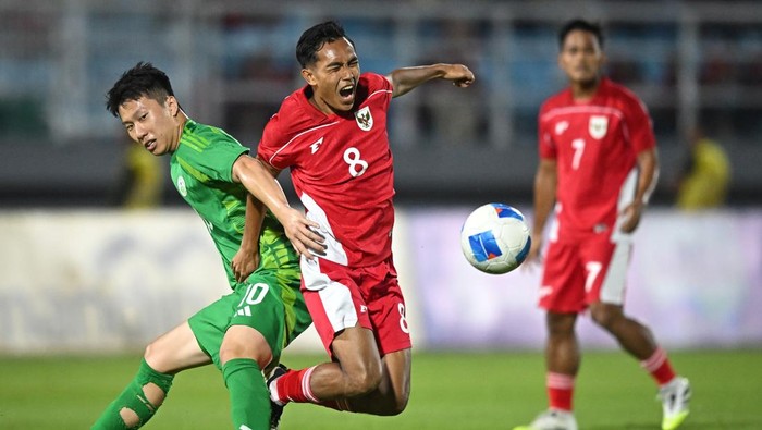 Pesepak bola Timnas Indonesia U-23 Muhammad Rayhan Hannan (tengah) berebut bola dengan pesepak bola Timnas Makau U-23 Lei Man Tek (kiri) dalam kualifikasi Grup J Piala Asia U-23 2026 di Stadion Gelora Delta Sidoarjo, Jawa Timur, Sabtu (6/9/2025). ANTARA FOTO/Sigid Kurniawan/app/rwa.