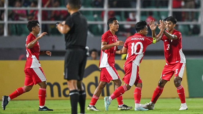 Pesepak bola Timnas Indonesia U-23 Arkhan Fikri (kedua kanan) berselebrasi dengan rekan-rekannya usai membobol gawang Timnas Makau U-23 dalam kualifikasi Grup J Piala Asia U-23 2026 di Stadion Gelora Delta Sidoarjo, Jawa Timur, Sabtu (6/9/2025). ANTARA FOTO/Sigid Kurniawan/app/rwa.