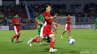 Pemain belakang Indonesia, Dion Markx merebut bola dari pemain Makau dalam laga kedua Grup J Kualifikasi Piala Asia U-23 2026 di Stadion Gelora Delta Sidoajo.