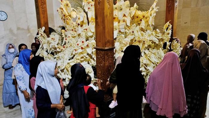 Tradisi Grebeg Lentheng di Magelang Sejumlah warga berjalan mengelilingi gunungan Lentheng (kripik yang terbuat dari beras ketan) sambil membaca selawat saat tradidi Grebeg Lentheng di Sumberarum, Tempuran, Magelang, Jawa Tengah, Sabtu (6/9/2025). Tradisi Grebeg Lentheng dilaksanakan setiap bulan Mulud penanggalan Jawa untuk memperingati maulid Nabi Muhammad SAW sekaligus mengirim doa dan mengenang Kyai Raden Said Abdullah yang diyakini sebagai tokoh penyebar agama Islam di wilayah Magelang. ANTARA FOTO/Anis Efizudin/foc.