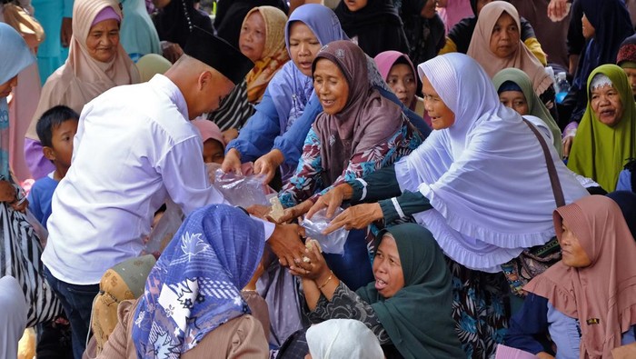 Panitia membagikan Lentheng (ceriping yang terbuat dari beras ketan) saat tradidi Grebeg Lentheng di Sumberarum, Tempuran, Magelang, Jawa Tengah, Sabtu (6/9/2025). Tradisi Grebeg Lentheng dilaksanakan setiap bulan Mulud penanggalan Jawa untuk memperingati maulid Nabi Muhammad SAW sekaligus mengirim doa dan mengenang Kyai Raden Said Abdullah yang diyakini sebagai tokoh penyebar agama Islam di wilayah Magelang. ANTARA FOTO/Anis Efizudin/foc.