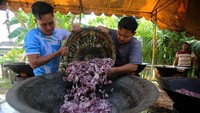 Warga memasukkan daging ke dalam belanga besar untuk dimasak di desa Meunasah Gla, kabupaten Aceh Besar, Aceh, Sabtu (6/9/2025).Foto: ANTARA FOTO/AMPELSA